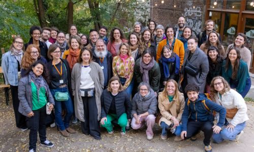 Photo de groupe de la communauté Social Declik. On y voit une quarantaine de personnes, souriantes, en exterieur