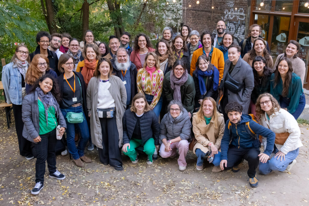 Photo de groupe façon photo de classe avec une trentaine de membres de la communauté social declik, en extérieur